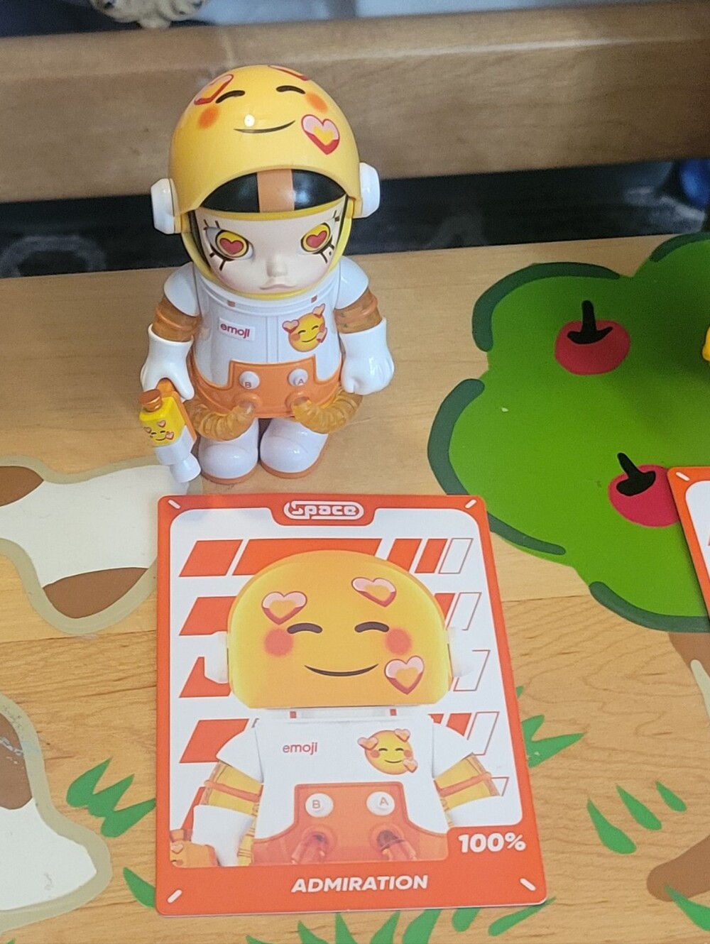 Pop Mart -Mega Space Molly 100% X Emoji - Admiration